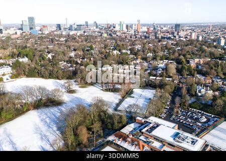 Edgbaston, Birmingham 2nd janvier 2026 - neige sur les toits dans la région d'Edgbaston à Birmingham comme une vague s'est installée pendant la nuit. Le club de tennis Edgbaston Priory a été touché et un nageur seul a apprécié la piscine extérieure chauffée entourée de courts de tennis enneigés. Les grands champs de la Priory School (Edgbaston), fermés pour Noël, ressemblaient à une carte de Noël et la ligne d'horizon de Birmingham semblait audacieuse sur un ciel croustillant avec des toits enneigés menant à elle. Le terrain de cricket du stade Warwickshire Bears Edgbaston avait également l'air glacé. Le bâtiment est actuellement partiellement démoli en tant que t Banque D'Images