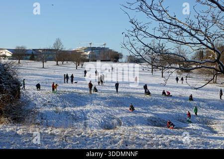 Epsom Downs Surrey, Royaume-Uni. 2 janvier 2026. La première neige de 2026. Les chutes de neige de la nuit ont laissé une bonne couverture de blanc sur Epsom Downs. Avec des familles dehors en luge près de la tribune. Crédit : Julia Gavin/Alamy Live News Banque D'Images