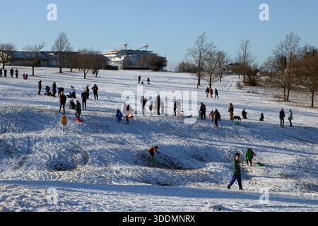 Epsom Downs Surrey, Royaume-Uni. 2 janvier 2026. La première neige de 2026. Les chutes de neige de la nuit ont laissé une bonne couverture de blanc sur Epsom Downs. Avec des familles dehors en luge près de la tribune. Crédit : Julia Gavin/Alamy Live News Banque D'Images
