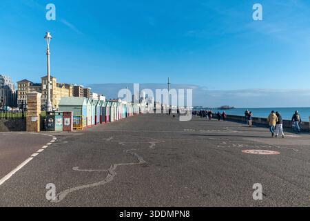 La promenade du bord de mer à Hove regardant vers Brighton. Royaume-Uni. Banque D'Images