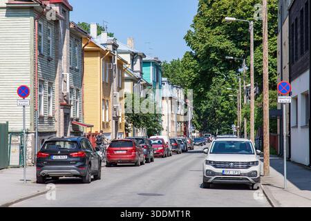 Valgevase Tuna Street vue sur une journée d'été ensoleillée dans le quartier Kalamaja de Tallinn, Estonie Banque D'Images