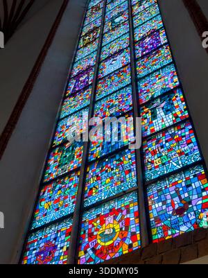 Varsovie Pologne mai 25 2025 gros plan de vitraux colorés à l'intérieur de l'archicathédrale Johns dans la vieille ville de Varsovie. Motifs mosaïques vibrants avec gl Banque D'Images