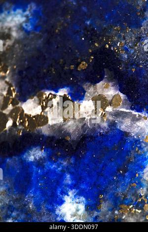 Gros plan de lapis lazuli bleu et or cristal de fond d'harmonie de pierre précieuse Banque D'Images