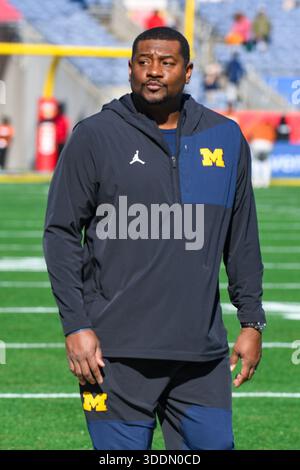 ÉTATS-UNIS. 31 décembre 2025. ORLANDO, FLORIDE - DÉCEMBRE 31 : l'entraîneur de l'Assistand Ron Bellamy des Michigan Wolverines est vu sur la touche avant le Cheez-It Citrus Bowl 2025 contre les Texas Longhorns au Camping World Stadium le 31 décembre 2025 à Orlando, en Floride. (Photo de Aaron J. Thornton/Sipa USA) crédit : Sipa USA/Alamy Live News Banque D'Images