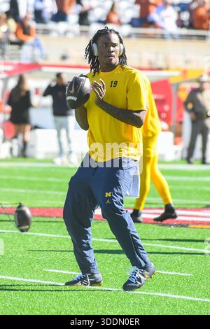 ÉTATS-UNIS. 31 décembre 2025. ORLANDO, FLORIDE - DÉCEMBRE 31 : Bryce Underwood #19 des Michigan Wolverines se réchauffe avant le Cheez-It Citrus Bowl 2025 contre les Texas Longhorns au Camping World Stadium le 31 décembre 2025 à Orlando, en Floride. (Photo de Aaron J. Thornton/Sipa USA) crédit : Sipa USA/Alamy Live News Banque D'Images