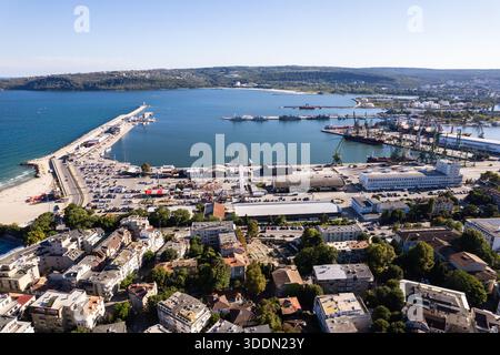 Vue aérienne de la côte où la jetée rencontre la mer, le contraste des bâtiments et de la mer crée une scène côtière vibrante, Varna, Varna, Bulgar Banque D'Images