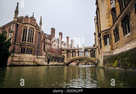 Emblématique Bridge of Soupirs au St John’s College, Cambridge, vu de la River Cam par une froide journée d’hiver avec un ciel couvert et un persp classique de punting Banque D'Images