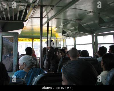 Intérieur bondé des bus publics avec des navetteurs pendant les déplacements quotidiens en Inde, février 2011 Banque D'Images