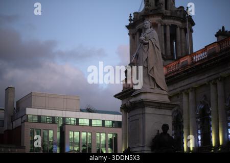 Une statue de la reine Victoria à Belfast Banque D'Images