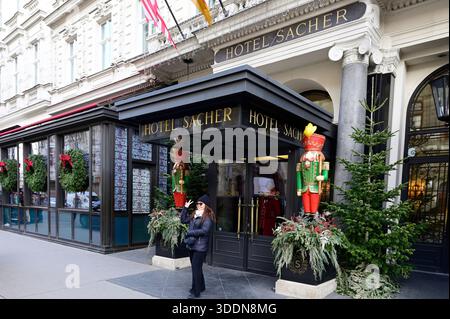 Vienne, Autriche. Femme pose pour un selfie devant l'hôtel Sacher décoré de façon festive Banque D'Images