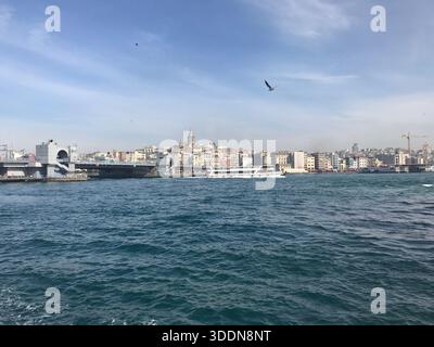 Vue panoramique sur la Corne d'Or et la partie européenne d'Istanbul (Turquie) depuis le ferry. Beau temps Banque D'Images