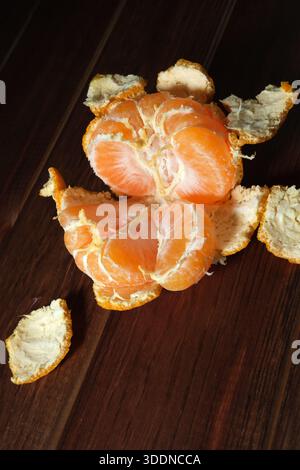 Les mandarines fraîchement pelées mettent en valeur leurs segments lumineux et leur couleur riche. Banque D'Images