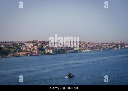 ISTANBUL, TURQUIE. 24 mai 2025. Vue sur le quartier de Üsküdar, situé sur le côté asiatique d'Istanbul. Banque D'Images