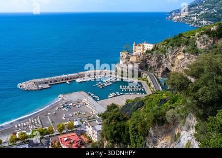 Le port de Maiori vu d'en haut sur le sentier du citron sur la côte amalfitaine en Italie Banque D'Images
