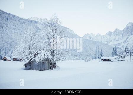 vue panoramique de maisons en bois dans la vallée contre montagnes couvertes de neige Banque D'Images