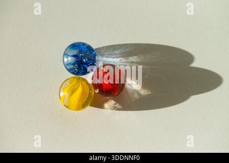 Une vue aérienne des yeux de chat rouge, jaune et bleu marbres Banque D'Images