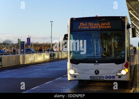 Navette aéroport attendant au trottoir à l'extérieur de l'aéroport de Londres Stansted sur un matin lumineux.Londres, Stansted Airport, Angleterre Banque D'Images