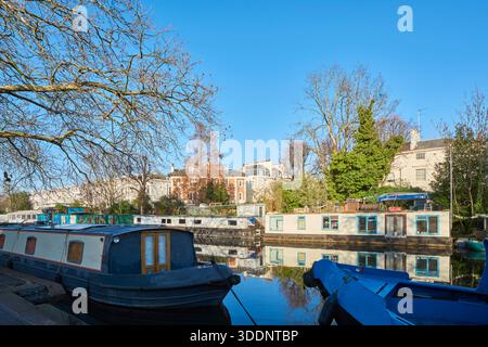 Péniches sur le Grand Union canal près de Little Venice, Londres Royaume-Uni, en hiver Banque D'Images