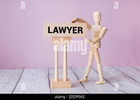 Texte de loi de certification sur carte papier avec réveil et marteau de juge en bois sur fond en bois Banque D'Images
