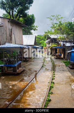 Une scène pittoresque à San Cipriano, Buenaventura, Valle del Cauca, Colombie avec des voies ferrées entourées de verdure luxuriante. Banque D'Images