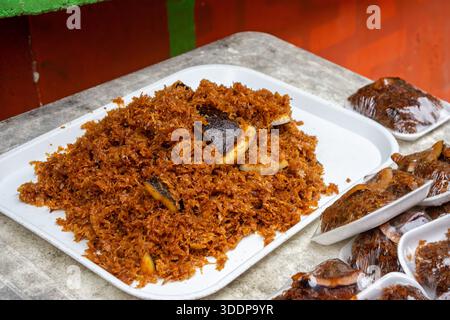 Une assiette colorée avec un plat traditionnel de San Cipriano, Buenaventura, Valle del Cauca, Colombie, mettant en valeur la cuisine locale. Banque D'Images