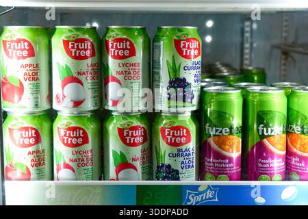Perlis, Malaisie, 3 décembre 2025 : assortiment de boissons en conserve, dont Fanta, A&W et minute Maid, exposées dans un rayon de vente réfrigéré en Malaisie Banque D'Images