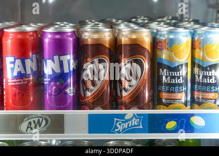 Perlis, Malaisie, 3 décembre 2025 : assortiment de boissons en conserve, dont Fanta, A&W et minute Maid, exposées dans un rayon de vente réfrigéré en Malaisie Banque D'Images