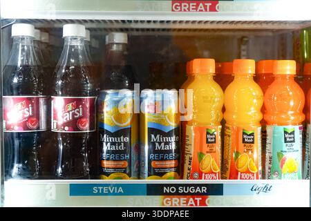 Perlis, Malaisie, 3 décembre 2025 : assortiment de boissons en conserve, dont Fanta, A&W et minute Maid, exposées dans un rayon de vente réfrigéré en Malaisie Banque D'Images