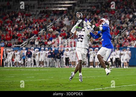 San Diego, Californie, États-Unis. 02 janvier 2026. Michael Dansby (25), le défenseur des Wildcats de l'Arizona, fait une interception lors du match de football Trust & Will Holiday Bowl entre les Wildcats de l'Arizona et les Mustangs de l'Université méthodiste du Sud au Snapdragon Stadium de San Diego, en Californie. Justin Fine/CSM/Alamy Live News Banque D'Images