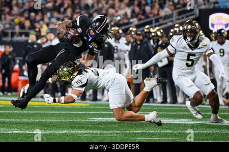 Durham, Caroline du Nord, États-Unis. 2 janvier 2026. Le récepteur ANTHONY EVANS III du Mississippi State Wide tente d'esquiver un coup après un long catch-and-run. Wake Forest Demon Deacons a battu les Bulldogs de l'État du Mississippi, 43-29, au Duke's Mayo Bowl à Charlotte, Caroline du Nord. (Crédit image : © Patrick Magoon/ZUMA Press Wire) USAGE ÉDITORIAL SEULEMENT ! Non destiné à UN USAGE commercial ! Banque D'Images
