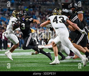 Durham, Caroline du Nord, États-Unis. 2 janvier 2026. Le récepteur ANTHONY EVANS III du Mississippi State Wide transporte un court passage à travers le trafic pour déplacer les chaînes. Wake Forest Demon Deacons a battu les Bulldogs de l'État du Mississippi, 43-29, au Duke's Mayo Bowl à Charlotte, Caroline du Nord. (Crédit image : © Patrick Magoon/ZUMA Press Wire) USAGE ÉDITORIAL SEULEMENT ! Non destiné à UN USAGE commercial ! Banque D'Images