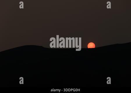 Coucher de soleil doré sur la ville de Madrid avec les hauts gratte-ciel émergeant au-dessus du brouillard. Banque D'Images