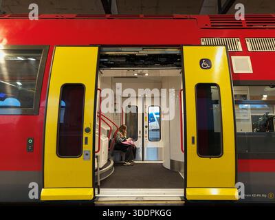 Passager dans un train stationné à la gare de Nîmes, France. Banque D'Images