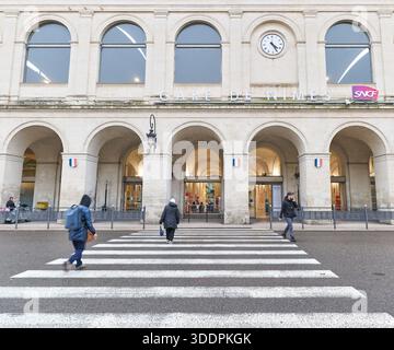 Horloge sur la façade avant de la gare de Nîmes, France. Banque D'Images