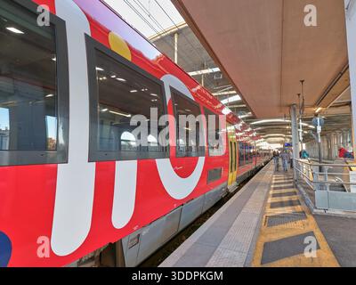 Train LIO stationnaire dans la gare de Nîmes, France. Banque D'Images