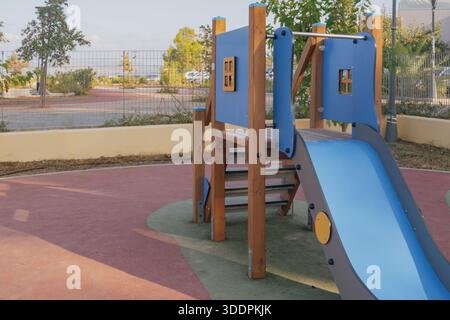 Jeux amusants : toboggan en plastique coloré prêt pour les activités de plein air des enfants Banque D'Images