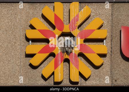 Kittiwake ; Rissa tridactyla ; imbrication sur le logo du bâtiment ; Norvège Banque D'Images