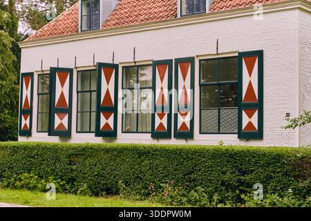 Middelburg, pays-Bas - 1er juin 2025 : une maison avec volets décoratifs à Middelburg mettant en valeur l'architecture traditionnelle néerlandaise. La charmante Europea Banque D'Images