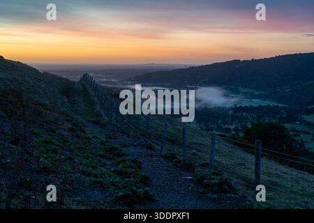 Lever de soleil sur la vallée de Llangollen avec la brume dérivant à travers les collines ondoyantes Banque D'Images