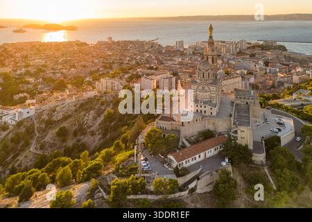Vue aérienne de l'église notre Dame de la Garde ou notre Dame de la Garde au coucher du soleil, sud de la France Banque D'Images