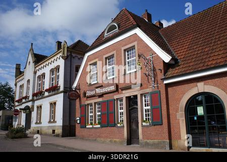 Bad Bentheim, Allemagne 13 juillet 2025 deux bâtiments historiques au cœur de la ville. Le 'Altes Museum' a été construit en 1915 et est maintenant un restaurant. Le Banque D'Images