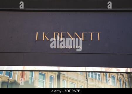 Londres, Royaume-Uni. 03 janvier 2026. Un magasin LK Bennett dans une rue britannique. La marque de mode, connue pour ses vêtements et chaussures élégants, est au bord de l’effondrement et fait face à de graves difficultés financières, mettant en question l’avenir de son entreprise. Crédit : Waldemar Sikora / Alamy Live News Banque D'Images