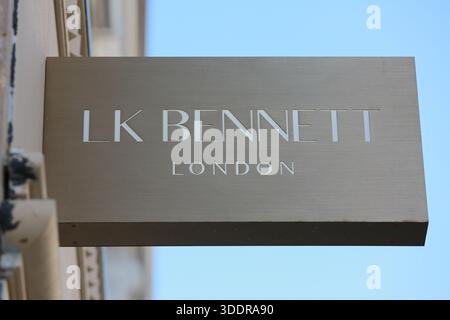 Londres, Royaume-Uni. 03 janvier 2026. Un magasin LK Bennett dans une rue britannique. La marque de mode, connue pour ses vêtements et chaussures élégants, est au bord de l’effondrement et fait face à de graves difficultés financières, mettant en question l’avenir de son entreprise. Crédit : Waldemar Sikora / Alamy Live News Banque D'Images
