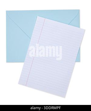 Papier carnet ligné sur une enveloppe bleue ouverte, prêt pour écrire une lettre. Vue de dessus, isolé sur un fond blanc. Banque D'Images