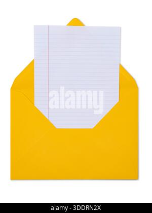 Enveloppe jaune ouverte affichant du papier ligné vierge. Vue de dessus, isolé sur un fond blanc. Banque D'Images