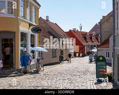 Rue pavée historique Adelgade avec magasins et piétons dans la vieille ville d'Ebeltoft, Jutland, Danemark Banque D'Images