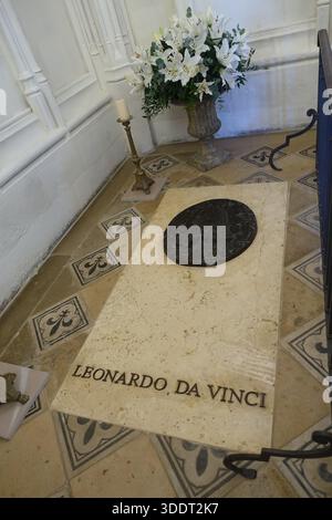 Le tombeau de Léonard de Vinci, peintre de la Renaissance, dans une chapelle du Château d'Amboise, France Banque D'Images
