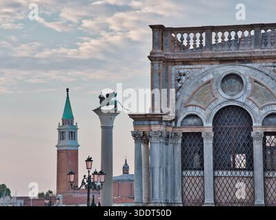 Venise-Vénétie-Italie-22 août 2024,la colonne du Lion de Venise dans la Piazzetta di San Marco, avec pour toile de fond le Campanile di San G. Banque D'Images