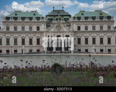 Vienne-Autriche-19 août 2024,la façade baroque du Palais supérieur du Belvédère, un site du patrimoine mondial de l'UNESCO et musée d'art, reflété dans l'eau b Banque D'Images