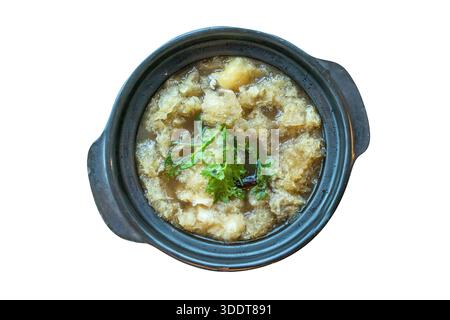 Découpe de pâte de poisson braisée dans une sauce rouge sur blanc isolé. Banque D'Images